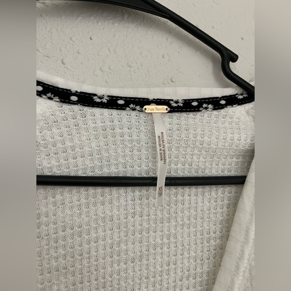 Free People $98 Auxton Thermal Waffle Black White Floral Print Oversized Top XS - Picture 3 of 5